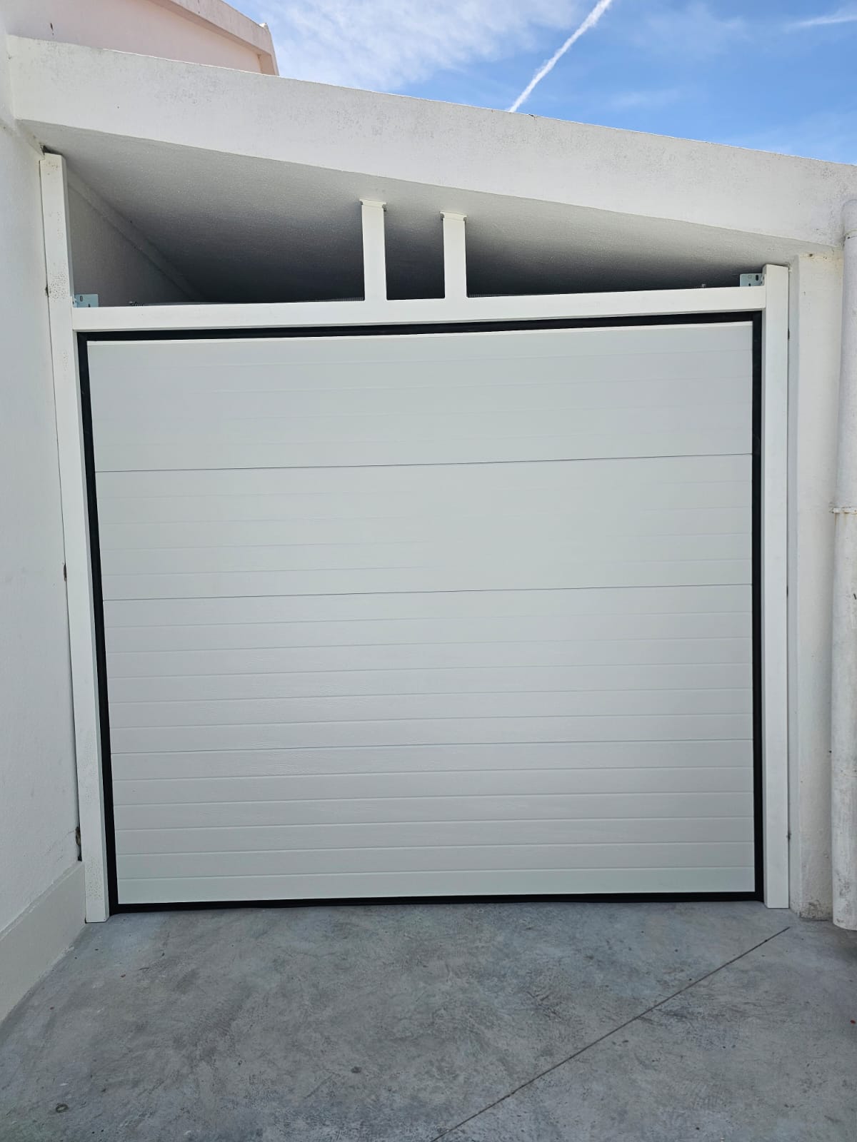 Portão de garagem seccionado branco já instalado