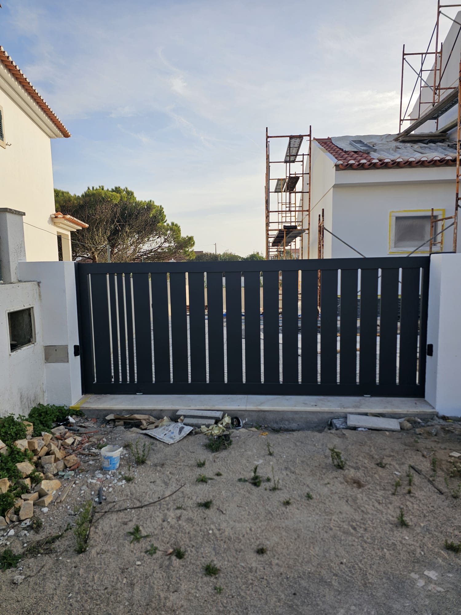 Portão corredor em lamelas antracite